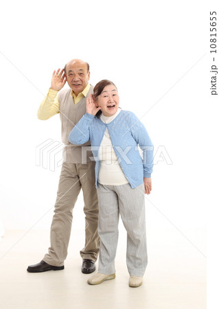 耳に手を当てて聞くシニア夫婦 10815655