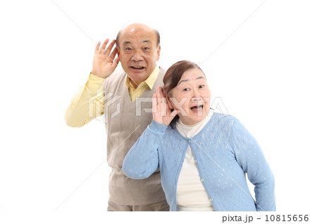 耳に手を当てて聞くシニア夫婦 耳に手を当てて聞くシニア夫婦 10815656