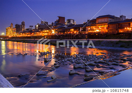 鴨川納涼床 10815748