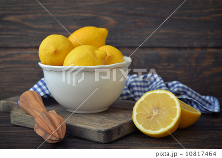 Lemons in a white bowl Lemons in a white bowl 10817464