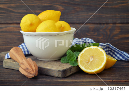 Lemons in a white bowl 10817465