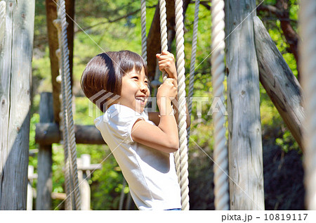 アスレチックを楽しむ女の子 10819117