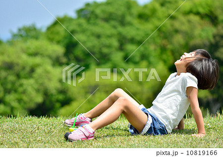 芝生広場で笑う女の子 芝生広場で笑う女の子 10819166