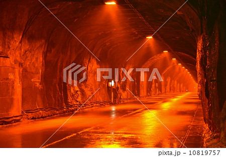 地底を這う暗闇の回廊・奥只見シルバーライントンネル 10819757