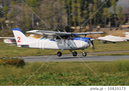 着陸中のセスナ 10820173