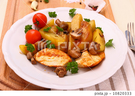 Chicken fillet, mushroom, rosemary potatoes Chicken fillet, mushroom, rosemary potatoes 10820333