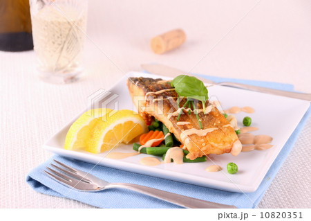 Fried carp fish fillet with vegetables, wine 10820351