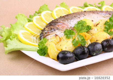 Grilled trout with potato, salad, black olives 10820352