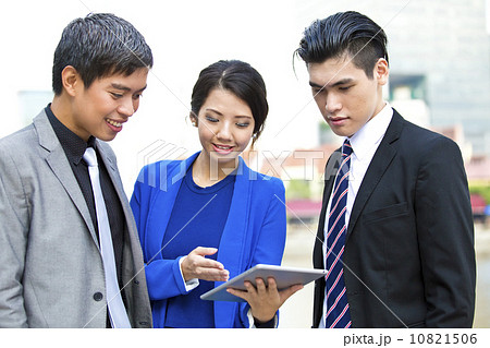 Three business office worker looking at tablet presentation 10821506