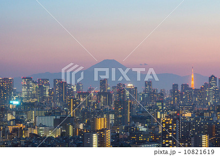 富士山と東京の高層ビル群 10821619
