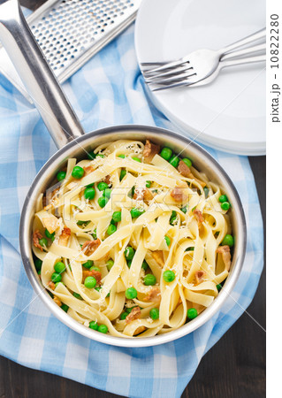 Pasta with peas and bacon 10822280