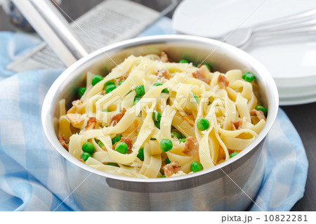 Pasta with peas and bacon Pasta with peas and bacon 10822281