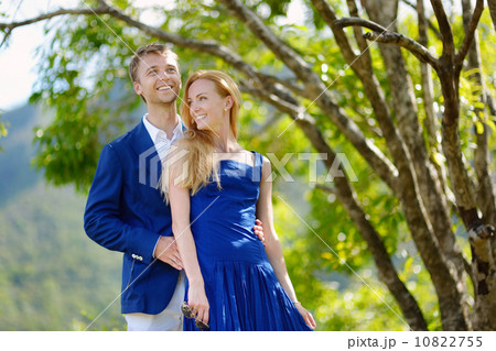 Young couple on a tropical island 10822755