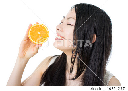 オレンジを持った女性 オレンジを持った女性 10824237