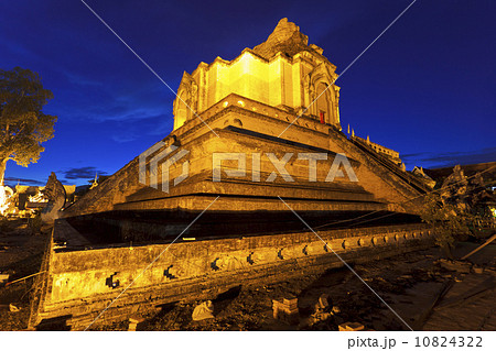 chedi luang temple in chiang mai,thailand 10824322