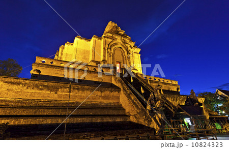 chedi luang temple in chiang mai,thailand 10824323