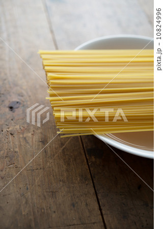 古いキッチンテーブルの上のパスタ 10824996