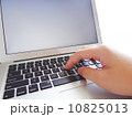 キーボードをうつ手元 10825013