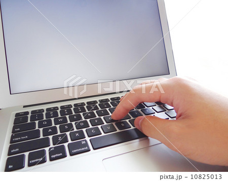 キーボードをうつ手元 10825013