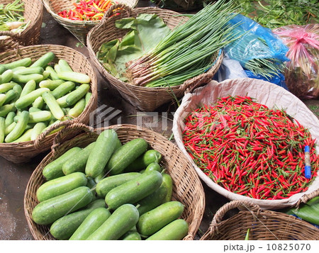 市場で売ってる新鮮野菜 市場で売ってる新鮮野菜 10825070