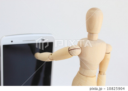 デッサン人形とスマートフォン 10825904