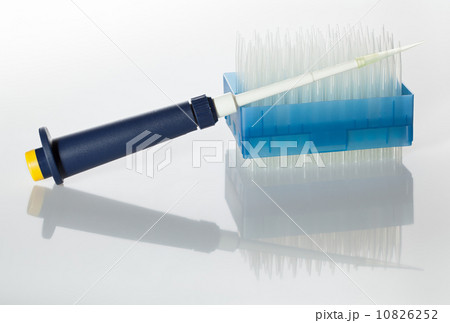 Automatic dropper and tips pack on white reflective plane 10826252