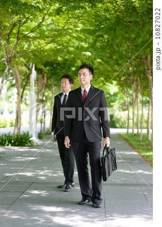 Two successful entrepreneur business men along promenade going to office 10827022