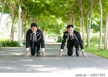 Two successful entrepreneur business men at race starting point 10827505