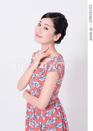 赤いワンピースの女性 10829102