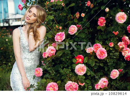 Fashion beauty girl with roses flowers  10829614