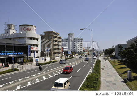 歩道橋からの湘南道路 10829734