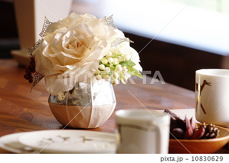 白い花と陶器 10830629