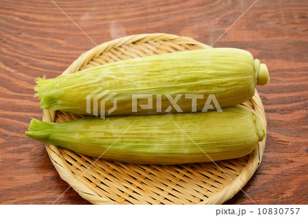 注意）湯気（ゆげ）はレタッチ合成です。ご了承の上ご購入ください。国産浜松産の大粒の朝獲れトウモロコシです。 10830757