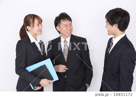 雑談する3人のビジネスチーム 10831172