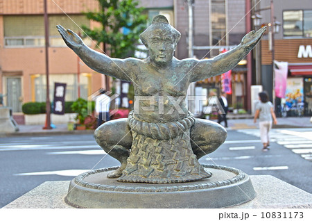 国技館通りの「横綱土俵入りの像（不知火型）」（JR両国駅東口付近