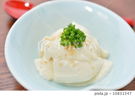 おぼろ豆腐のイメージ。市販のおぼろ豆腐をスプーンですくって盛り付けました。 10831547