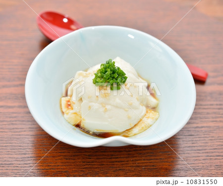 おぼろ豆腐のイメージ。市販のおぼろ豆腐をスプーンですくって盛り付けました。 おぼろ豆腐のイメージ。市販のおぼろ豆腐をスプーンですくって盛り付けました。 10831550
