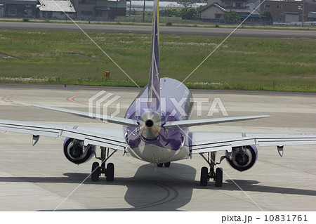 カラフルな機体（紫）　高知龍馬空港に花を添えてくれる　滑走路へ向かう後ろ姿 10831761