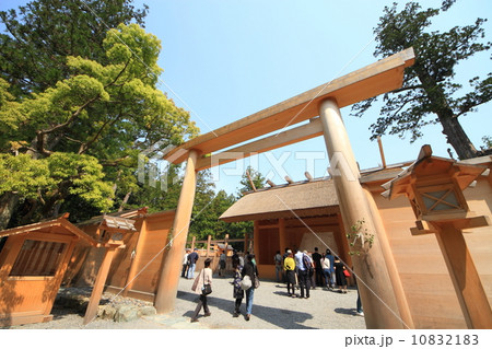 5月三重 伊勢神宮・外宮正宮入り口 10832183