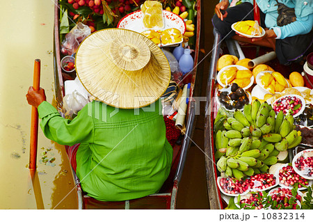 Floating market 10832314