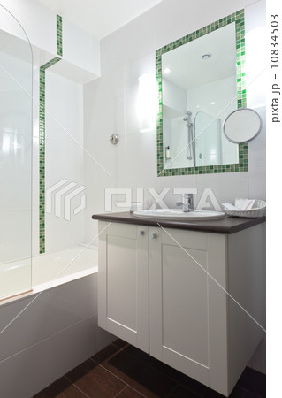 hotel bathroom in white tones 10834503