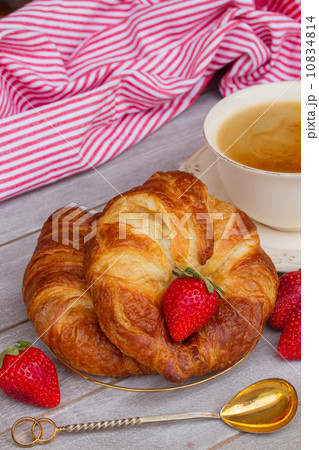 breakfast with croissants 10834814