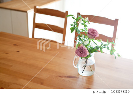 リビングテーブルの切り花 10837339