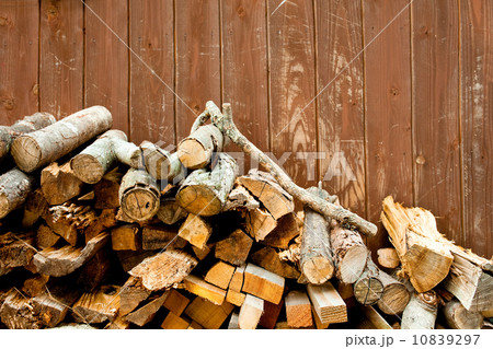 積み重なった薪 10839297