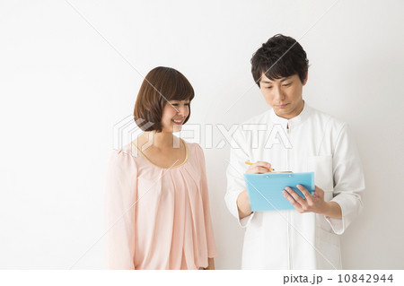 医療イメージ 白衣の男性と若い女性 医療イメージ 白衣の男性と若い女性 10842944