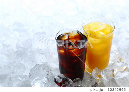 アイスコーヒーとオレンジジュース 10842946