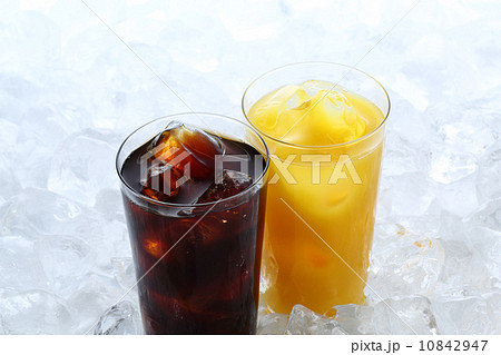 アイスコーヒーとオレンジジュース 10842947