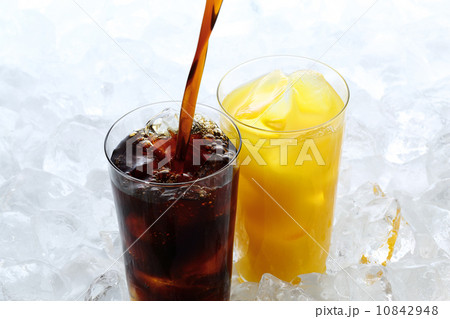 アイスコーヒーとオレンジジュース アイスコーヒーとオレンジジュース 10842948