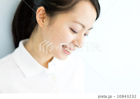 笑顔の女性 10843232