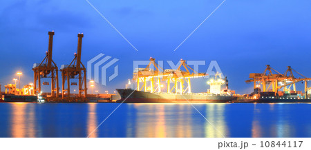 Containers loading at sea trading port Containers loading at sea trading port 10844117